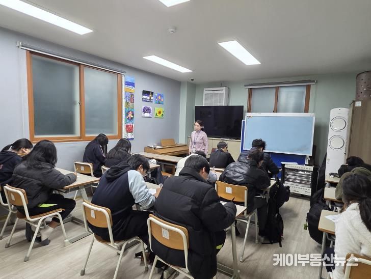 아동용 우울 척도 검사지(CDI) 자가 진단을 하는 모습