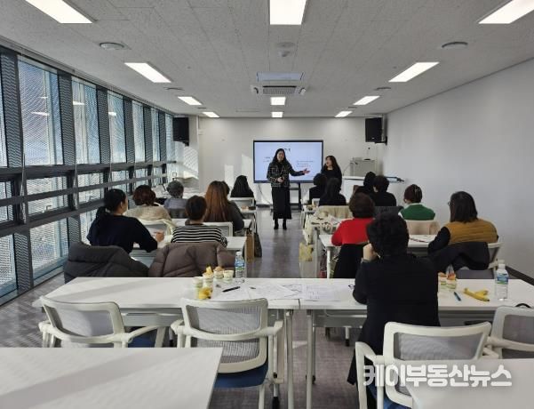 동두천시 오르빛도서관, 하반기 시니어 그림책 지도사 양성과정 성료