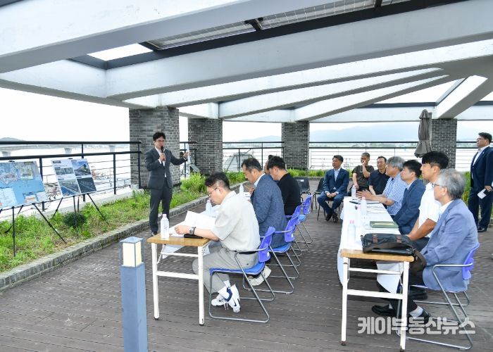 김포시는 해양하천과로 조직을 정비하고 대명항 활성화 TF를 운영하는 한편, 현장평가에 김병수 시장이 직접 나서 브리핑하는 등 꾸준한 노력으로 대명항 국가어항 예비대상항 지정 결실을 이뤘다. 국가어항 신규지정 예비대상항 해양수산부 현장심사사진