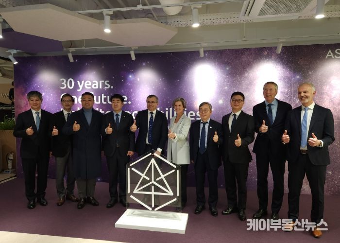 조승문 화성특례시 제2부시장이 히쳄 엠사드 ASM CEO, 이영석 ASM 코리아 대표 등 주요 내빈들과 기념촬영을 하고 있다