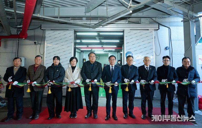 1. 8일 김석필 천안시장 권한대행 부시장이 따숨 푸드뱅크 개소식에 참석해 테이프 커팅식 하고 있다.