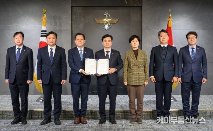 이재준 수원시장(왼쪽 세 번째)과 수원 지역 국회의원 5명이 안규백 국방부장관(왼쪽 4번째)에게 ‘수원 군 공항 이전의 국가전략 사업화를 위한 공동 건의문’을 전달한 후 함께하고 있다. 왼쪽부터 김준혁 의원, 김영진 의원, 이재준 시장, 안규백 장관, 백혜련 의원, 김승원 의원, 염태영 의원. 국방부 제공.