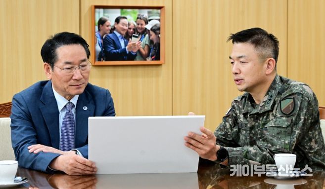 유정복 인천광역시장이 10일 시청 접견실에서 이광섭 육군 제17보병사단장과 인천 안보태세를 점검하고 있다.