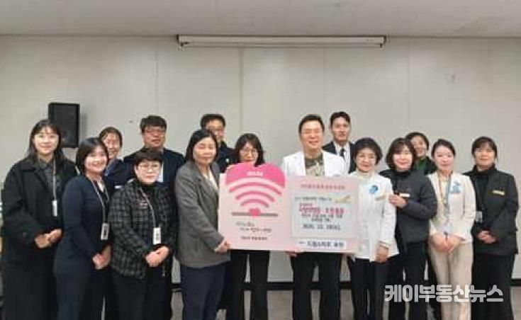 이길재 칠석의료재단 사랑의병원 병원장(오른쪽 다섯번째)이 10일 드림스타트 취약계층 아동을 위한 300만 원 상당의 운동화 교환권을 기탁하고 있다.