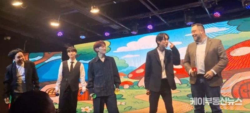 공연을 하고있는 K-Pop 개그 아이돌 과 바스티안 뢰슬러 회장 회장 (Plasmatreat Korea) (사진제공: 주한외국기업연합회 KOFA)