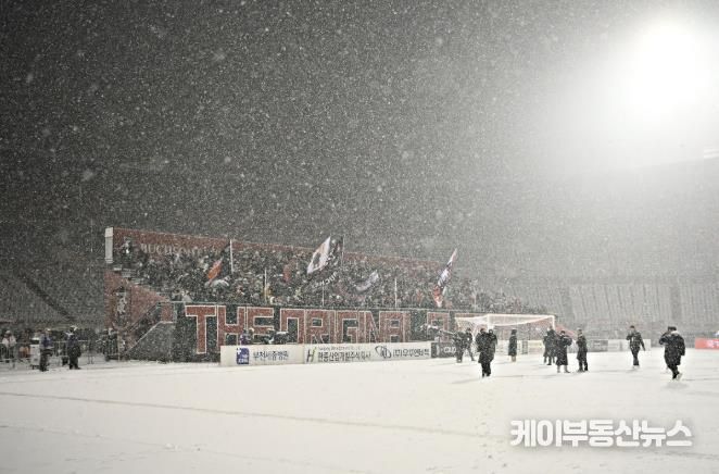이달 4일, 부천FC1995의 승강 PO 1차전이 폭설로 연기된 후에도 헤르메스가 자리를 지키며 응원하고 있다.