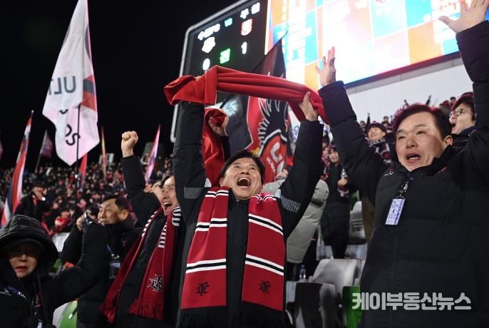 이달 8일 부천FC1995 승강 PO 2차전 경기에서 골을 넣자, 조용익 부천시장이 기뻐하고 있다