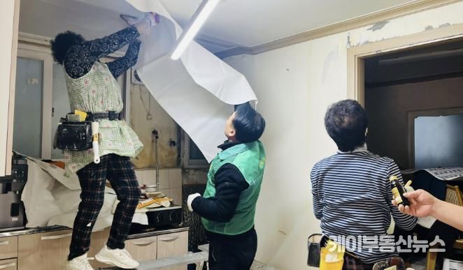 수원시 팔달구 매교동 새마을지도자협의회, 홀몸어르신을 위한 도배장판 지원사업 진행