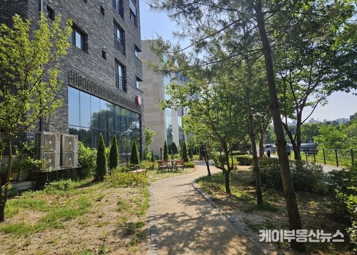 민락천변 쌈지공원 오솔길 및 쉼터