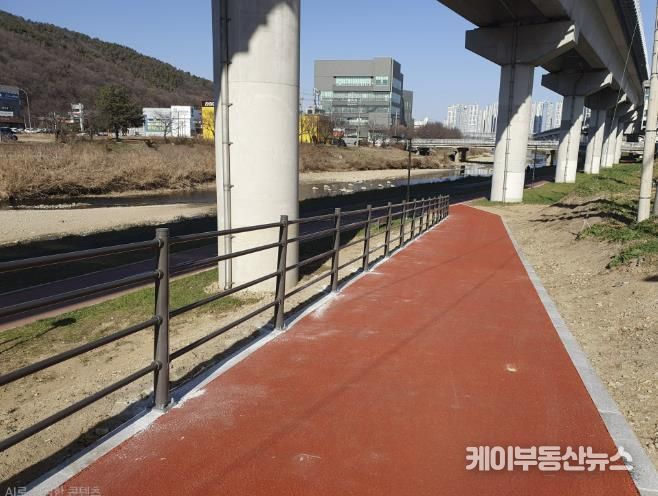 용인특례시 처인구가 고림동 103-48번지 일대 경안천에 진입로를 조성했다.