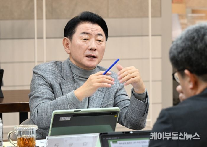 김동근 시장이 12월 17일 시청 회룡홀에서 12월 동장단 정책소통 티타임’을 진행하고 있다.