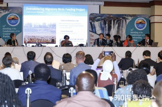 7월 람사르협약 당사국총회(COP15)에 습지보전 우수사례 도시로 초청돼 ‘드론 활용 철새 먹이주기 사업’을 발표한 고양시
