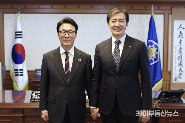 김민석 국무총리가 5일 세종대로 정부서울청사에서 조국, 조국혁신당 대표와 면담을 하고 있다.