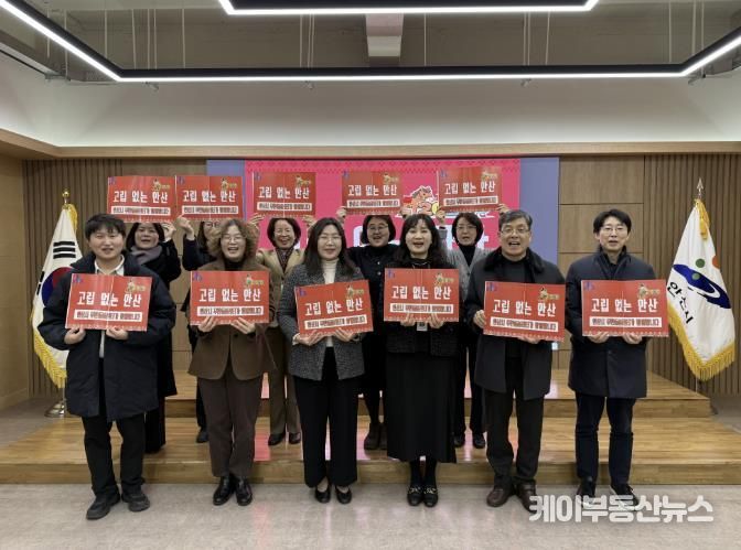 이경숙 복지국장(앞줄 오른쪽 세번째)이 23일 무한돌봄센터 운영위원회 위원들과 기념촬영을 하고 있다.