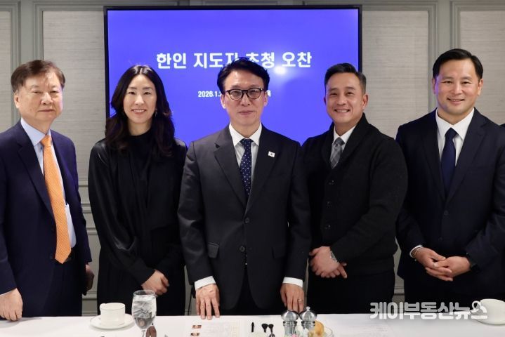 미국을 방문 중인 김민석 국무총리가 24일(현지시간) 뉴욕 인터콘티넨탈 바클레이 호텔에서 한인 지도자들을 만나 오찬 간담회를 하고 있다.