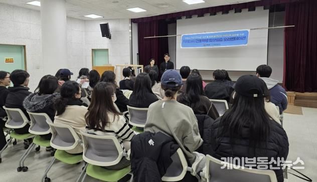 구리시보건소에서 간호학과 학생들을 대상으로 실습 오리엔테이션을 진행하고 있다.