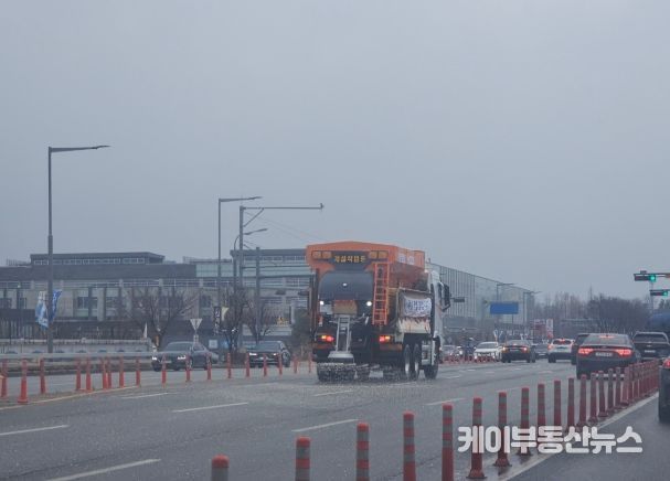 지난 1월 11일 제설차량으로 도로에 제설제를 살포하는 모습.