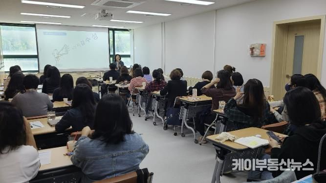 안산시에서 시민을 대상으로 폭력 예방 교육을 진행하고 있다.
