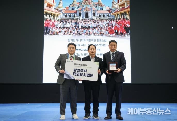 위촉패를 전달하는 주광덕 시장