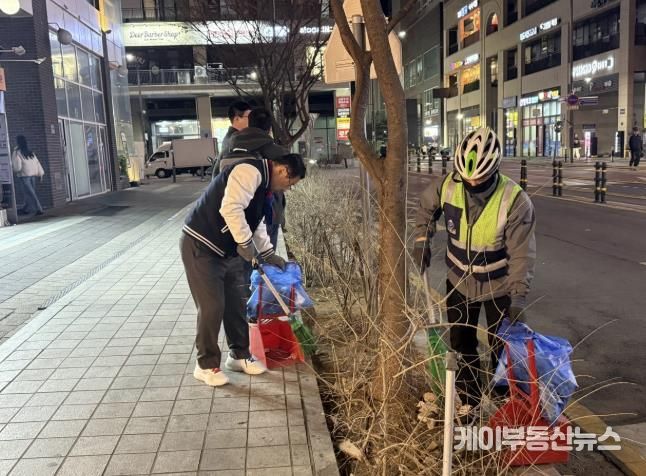 이현재 하남시장이 지난 21일 저녁 미사문화거리에서 시 소속 환경공무관들과 함께 빗자루를 들고 야간 청소 정화 활동을 펼치고 있다.