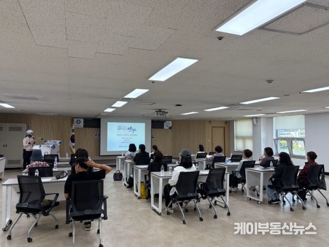 2025년에 실시된 무료 자전거 상설교육에서 참가자들이 자전거 안전법규 등 기초 이론을 배우고 있다