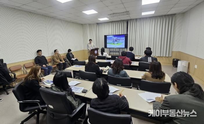 스마트도시 실무자들이 26일 도시정보센터 회의실에서 ‘AI 데이터 플랫폼’ 교육을 듣고 있다.