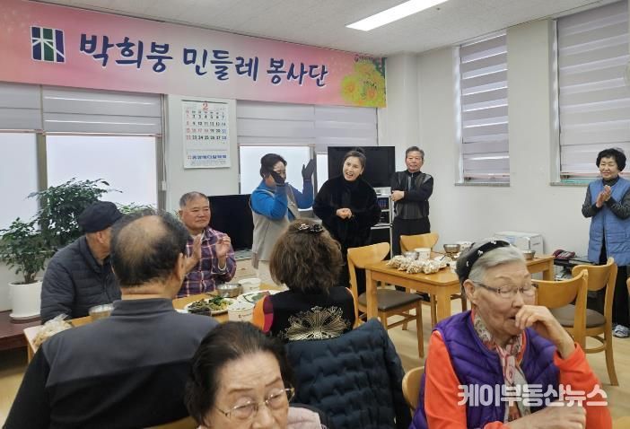 수원시 영통구 매탄4동 박희붕외과 봉사단, 매탄공원경로당 사랑의 찰밥 나눔 봉사활동