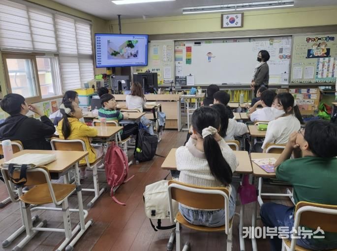 ‘찾아가는 건강먹거리 수업’에 학생들이 참여하고 있다.