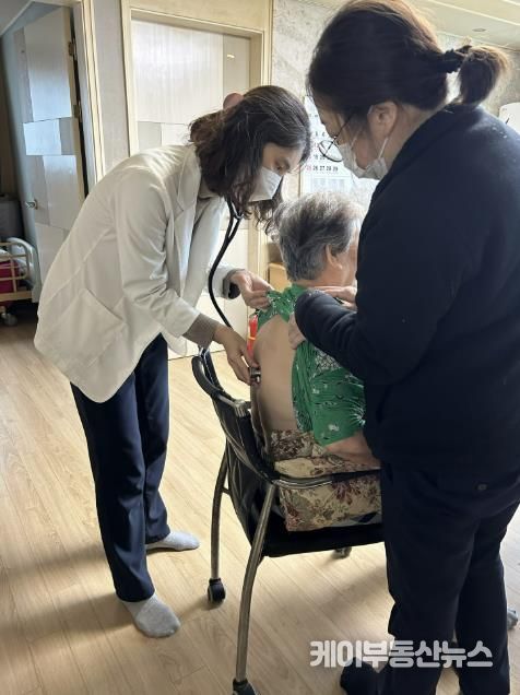 안산형 방문의료지원 사업 소속 의료진이 거동이 불편한 어르신 자택을 방문해 건강상태를 체크하고 있다