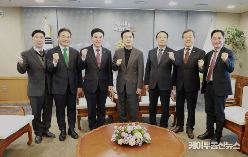 충남 계룡시는 12일 충남도청에서 ‘2026년 대한민국 국제방위산업 전시회(KADEX)’ 개최 준비 상황을 확인하고 상호 협력 방안을 논의했다.