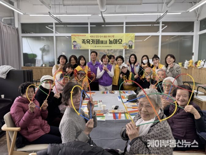 시흥시 배곧2동, 어르신 건강·정서 돌봄 강화, '족욕카페에서 놀아요' 첫 운영