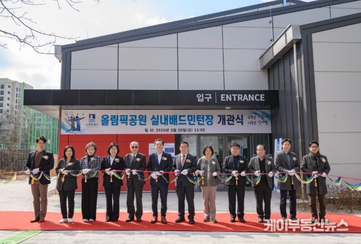 이재준 수원시장(왼쪽 6번째부터), 이재식 수원시의회 의장 등 참석자들이 개관식에서 테이프를 자르고 있다.