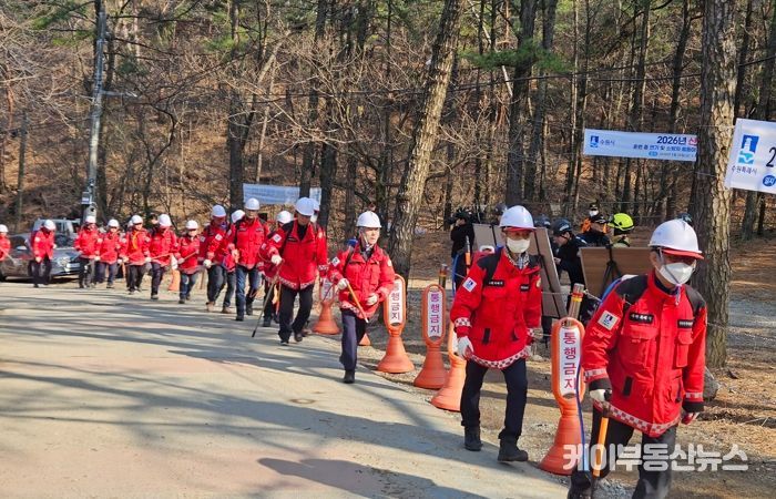 수원특례시, 유관기관 관계자들이 ‘2026년 산림재난(산불) 대응훈련’을 하고 있다.