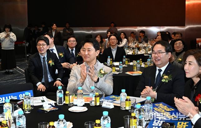 오세훈 서울시장이 21일(토) 강서구 코엑스 마곡에서 열린 '제41차 전국여약사대회'에서 개회를 축하하고 있다.