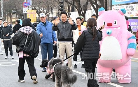오세훈 서울시장이 22일(일) 오전 여의도공원에서 열린 '쉬엄쉬엄 모닝'에서 반려견과 함께 참여한 시민들의 완주를 응원하고 있다.
