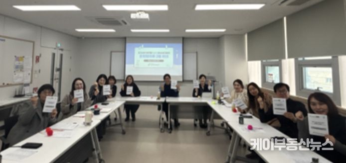 부천시 1388청소년지원단 운영협의회 참석자들이 기념촬영을 하고 있다. (제공=부천시청소년상담복지센터)