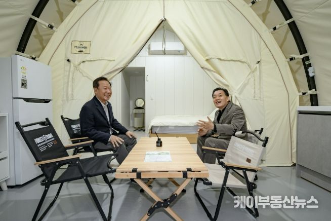 지난해 10월 청량산 수원캠핑장 개장식에 참석한 이재준 수원특례시장(오른쪽)과 박현국 봉화군수가 웃으며 대화를 나누고 있다.