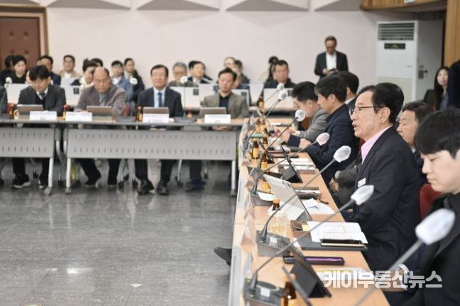 24일 오전 개최된 제15회 시민참여 주간회의에서 이현재 하남시장이 참석한 시민들에게 인사말을 전하고 있다.