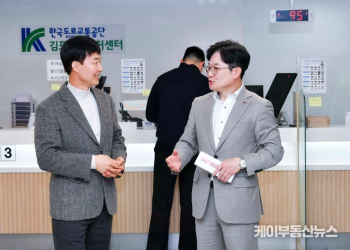 김병수 김포시장이 24일 김포한강신도시 여권민원실과 김포시 반려동물 공공진료센터, 김포운전면허센터를 찾아 현장행정을 실시했다.
