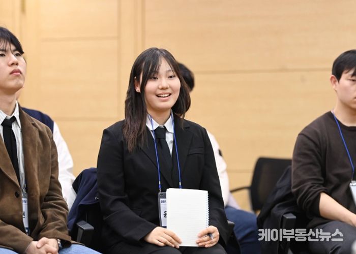 부천시가 개최한 청년 타운홀미팅에서, 한 청년이 정책 관련 의견을 제시하고 있다.