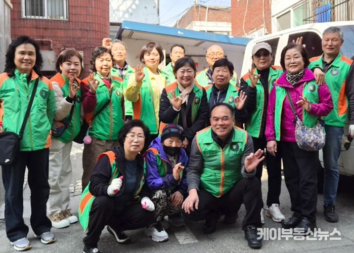 광명시 광명3동 행정복지센터는 지난 24일과 25일 양일간 쾌적하고 안전한 주거환경 조성을 위해 ‘2026년 봄맞이 대청소’를 실시했다.