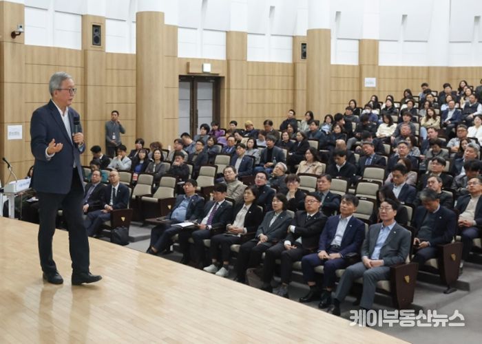 강남훈 기본사회위원회 부위원장이 화성특례시 공직자를 대상으로 기본사회 특강을 진행하고 있다