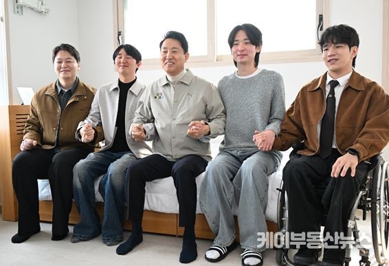 27일(금) 서해수호의 날을 맞아 위국헌신청년주택을 찾은 오세훈 서울시장이 부상제대군인들과 기념사진을 촬영하고 있다.