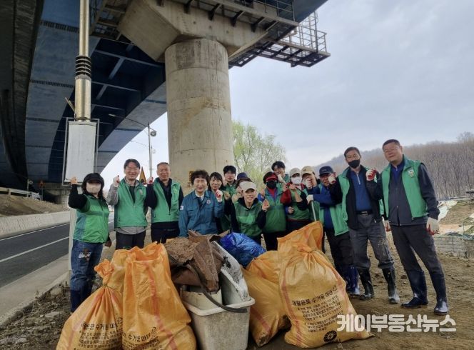 구리시 인창동 새마을협의회, 봄맞이 인창천 환경정화 실시