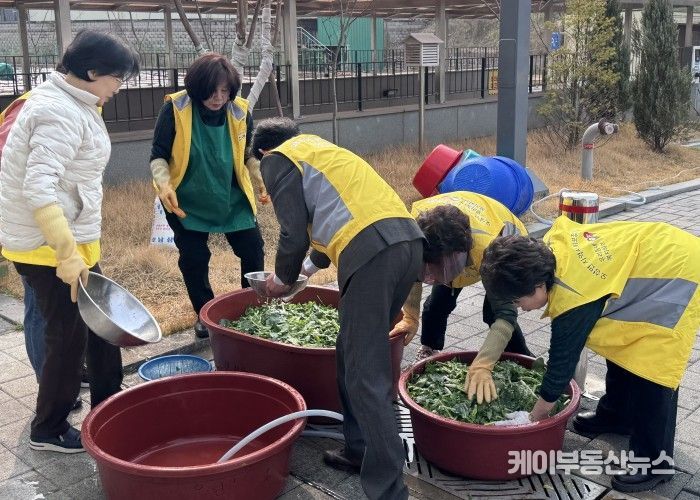오성면 지역사회보장협의체, 온기를 전하는 특화사업 ‘김치 나눔’ 진행