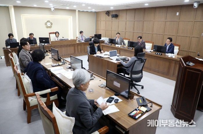 수원특례시의회 기획경제위원회가 제400회 임시회에서 조례안 등 주요 안건을 심사하고 있다.