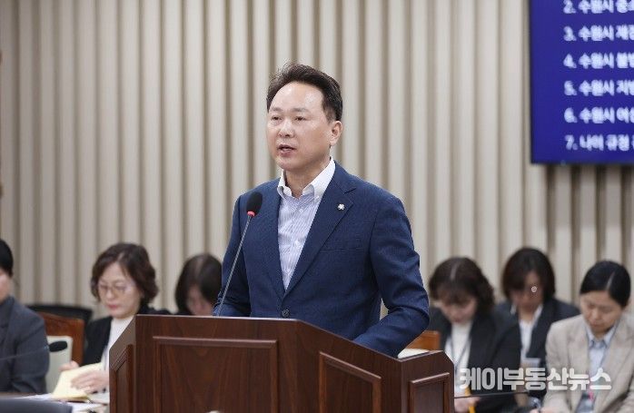 강영우 의원(더불어민주당, 영화·조원1·연무)이 제400회 임시회 기획경제위원회에서 조례안에 대해 설명하고 있다