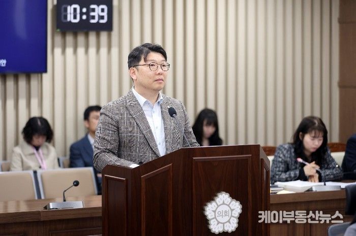 홍종철 의원(국민의힘, 광교1·2)이 제400회 임시회 기획경제위원회에서 조례안에 대해 설명하고 있다