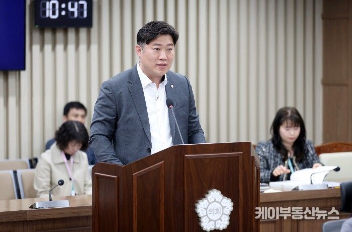 김동은 의원(더불어민주당, 정자1·2·3)이 제400회 임시회 기획경제위원회에서 조례안에 대해 설명하고 있다.