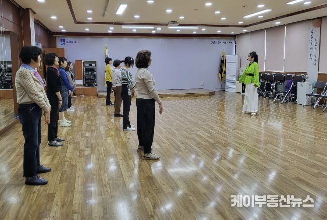 수원시 장안구 정자2동 주민자치회, 주민자치센터 신규 프로그램 ‘챠밍모델워킹’ 운영